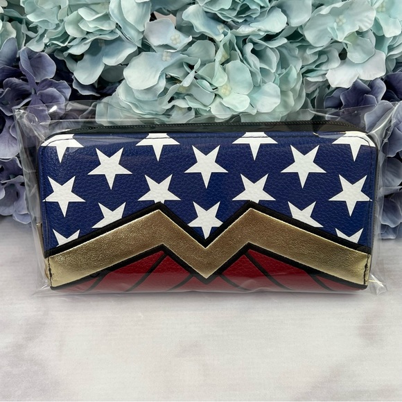 DC Comics Wonder Woman Clutch Wallet - Picture 13 of 15